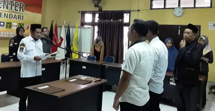 pelantikan_paw_kpu Lantik PAW PPS Kecamatan Puuwatu, Ketua KPU Kendari Minta Anggotanya Jaga Sikap