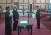 Ali Hasan dan Casro Axtalora Dilantik sebagai PAW Anggota DPRD Sultra Ali Hasan dan Casro Axtalora Dilantik sebagai PAW Anggota DPRD Sultra