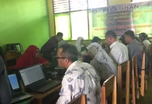 Tim Pengabmas UHO Latih Guru SMKN 6 Kendari Buat Bahan Ajar Berbasis E-Learning Tim Pengabmas UHO Latih Guru SMKN 6 Kendari Buat Bahan Ajar Berbasis E-Learning