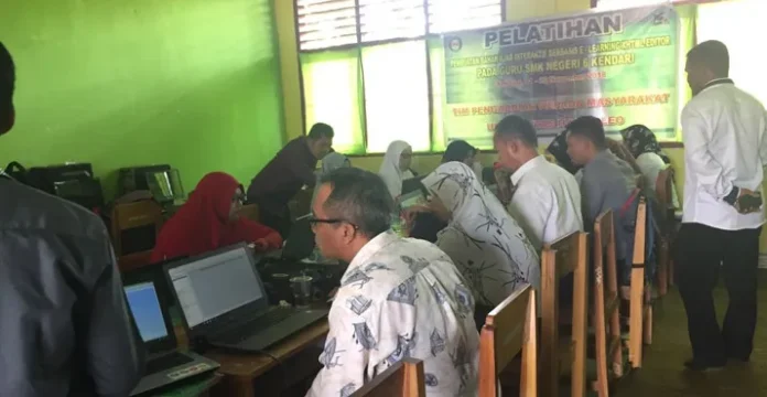 Tim Pengabmas UHO Latih Guru SMKN 6 Kendari Buat Bahan Ajar Berbasis E-Learning
