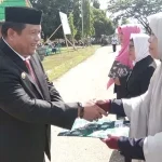 Tiga Guru Berprestasi Terima Penghargaan dari Bupati Muna Tiga Guru Berprestasi Terima Penghargaan dari Bupati Muna