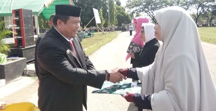 Tiga Guru Berprestasi Terima Penghargaan dari Bupati Muna