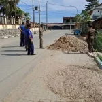 Satpol PP Bombana Ancam Angkut Tumpukan Material di Badan Jalan Satpol PP Bombana Ancam Angkut Tumpukan Material di Badan Jalan