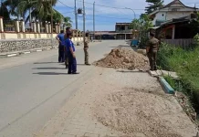 Satpol PP Bombana Ancam Angkut Tumpukan Material di Badan Jalan Satpol PP Bombana Ancam Angkut Tumpukan Material di Badan Jalan