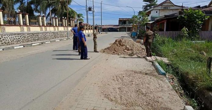 Satpol PP Bombana Ancam Angkut Tumpukan Material di Badan Jalan