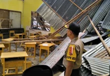 12 Rumah dan Satu Pesantren di Kolut Diterjang Angin Puting Beliung 12 Rumah dan Satu Pesantren di Kolut Diterjang Angin Puting Beliung