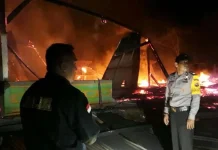 Diduga Arus Pendek, Rumah Kades Patikala di Kolut Terbakar Diduga Arus Pendek, Rumah Kades Patikala di Kolut Terbakar