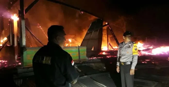 Diduga Arus Pendek, Rumah Kades Patikala di Kolut Terbakar