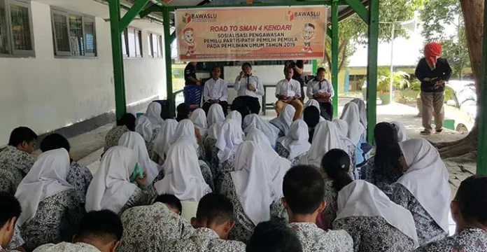 Tingkatkan Partisipasi Pemilih Pemula, Bawaslu Sosialisasi ke SMAN 4 Kendari