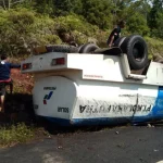 Truk Tangki BBM Terguling di Kolut, Warga Berebut Tumpahan Solar Truk Tangki BBM Terguling di Kolut, Warga Berebut Tumpahan Solar