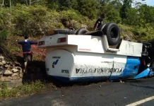 Truk Tangki BBM Terguling di Kolut, Warga Berebut Tumpahan Solar Truk Tangki BBM Terguling di Kolut, Warga Berebut Tumpahan Solar