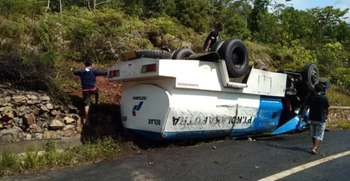 Truk Tangki BBM Terguling di Kolut, Warga Berebut Tumpahan Solar