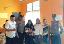 Bayi Perempuan Dalam Tas Ditemukan di Pos Kehutanan Konsel Bayi Perempuan Dalam Tas Ditemukan di Pos Kehutanan Konsel