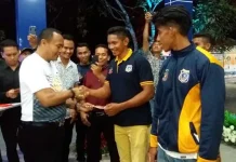 Bupati Mubar Serahkan Bonus Atlet Peraih Medali Poprov XIII Bupati Mubar Serahkan Bonus Atlet Peraih Medali Poprov XIII