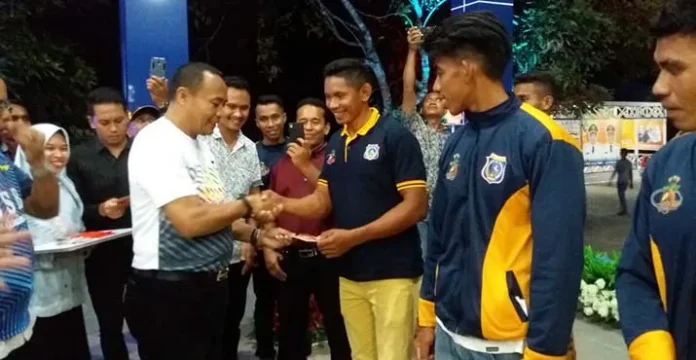 Bupati Mubar Serahkan Bonus Atlet Peraih Medali Poprov XIII