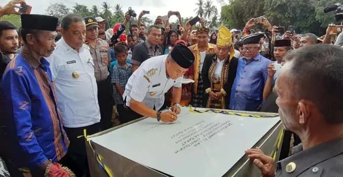 Lestarikan Budaya Lokal, Bupati Mubar Buka Festival Pantun Modero