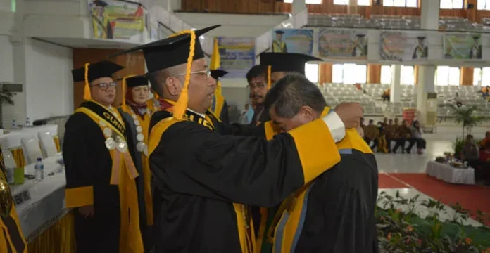 Kukuhkan Dua Guru Besar UHO, Zamrun: Ini Prestasi di Penghujung Tahun