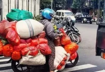 Pengendara Motor Diimbau Tidak Mengangkut Barang Berlebihan ilustrasi motor berlebihan