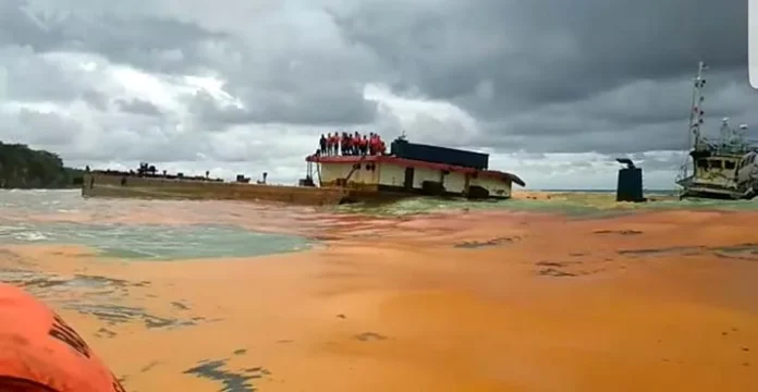 kapal_kalimantan Cuaca Buruk, Kapal Tujuan Kalimantan Karam di Perairan Batauga Busel