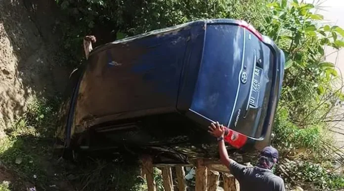 kecelakann_morosi Diduga Hilang Kendali, Mobil Avanza Masuk Jurang di Wilayah Morosi