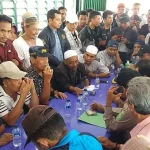 Warga Korumba Berkeras Tolak Eksekusi Lahan 25 Hektar Warga Korumba Berkeras Tolak Eksekusi Lahan 25 Hektar