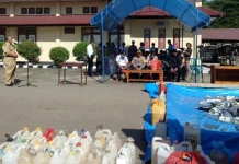 Polres Bombana Musnahkan 1,4 ton Miras, Tuak dan Arak Makin Merajalela Polres Bombana Musnahkan 1,4 ton Miras, Tuak dan Arak Makin Merajalela