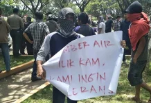 Warga Desa Lapolu Demo PDAM Kolut Warga Desa Lapolu Demo PDAM Kolut