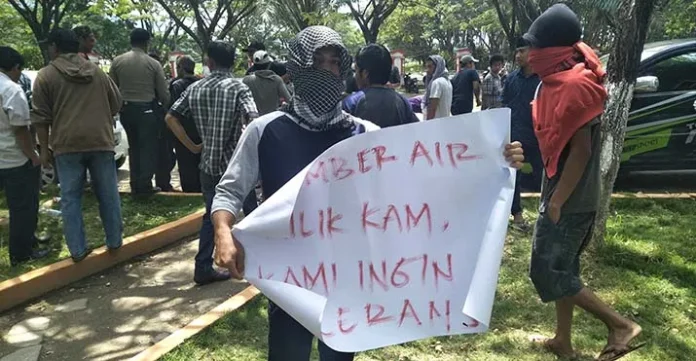 Warga Desa Lapolu Demo PDAM Kolut