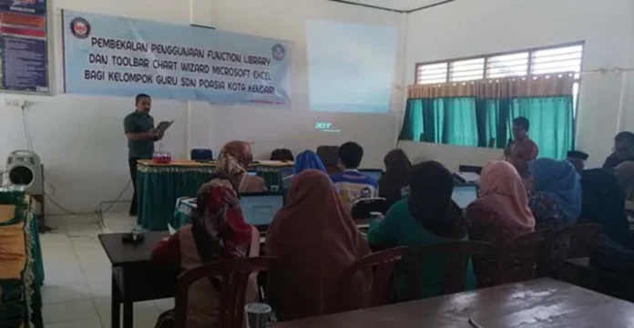 Fakultas Teknik UHO Beri Pembekalan Ms Excel ke Guru SD