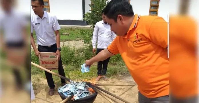 Jelang Pemilu, Disdukcapil Koltim Musnahkan 12.548 KTP Elektronik Rusak