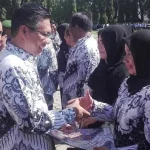 Plt Wali Kota Berikan Penghargaan pada 12 Guru Berprestasi di Kendari Plt Wali Kota Berikan Penghargaan pada 12 Guru Berprestasi di Kendari