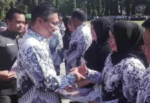 Plt Wali Kota Berikan Penghargaan pada 12 Guru Berprestasi di Kendari Plt Wali Kota Berikan Penghargaan pada 12 Guru Berprestasi di Kendari