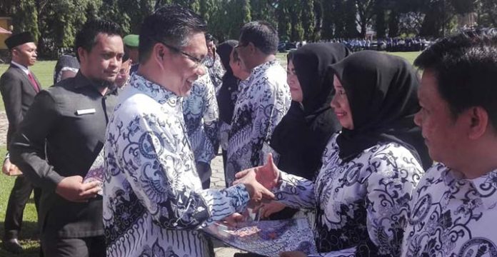 Plt Wali Kota Berikan Penghargaan pada 12 Guru Berprestasi di Kendari