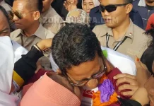 Datang ke Pelelangan, Sandiaga Jadi Rebutan dan Dicium Emak-emak sandi_lelangkdi1