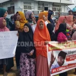 Ibu-ibu Pelelangan Kendari Sambut Sandiaga dengan Spanduk Ibu-ibu Pelelangan Kendari Sambut Sandiaga dengan Spanduk