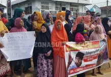 Ibu-ibu Pelelangan Kendari Sambut Sandiaga dengan Spanduk Ibu-ibu Pelelangan Kendari Sambut Sandiaga dengan Spanduk