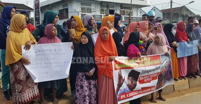 Ibu-ibu Pelelangan Kendari Sambut Sandiaga dengan Spanduk