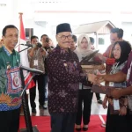 Bupati Konsel Serahkan 4.800 Sertifikat Tanah Gratis Bupati Konsel Serahkan 4.800 Sertifikat Tanah Gratis