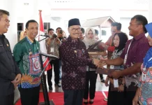 Bupati Konsel Serahkan 4.800 Sertifikat Tanah Gratis Bupati Konsel Serahkan 4.800 Sertifikat Tanah Gratis