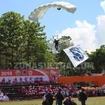 Atraksi Terjun Payung Warnai Pembukaan Porprov XIII di Kolaka
