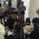 25 Kru Pesawat Jalani Tes Urine di Bandara Haluoleo 25 Kru Pesawat Jalani Tes Urine di Bandara Haluoleo