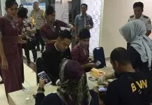 25 Kru Pesawat Jalani Tes Urine di Bandara Haluoleo 25 Kru Pesawat Jalani Tes Urine di Bandara Haluoleo