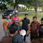 Dihalangi Ketemu Kajati, Puluhan Pemuda Adu Mulut dengan Pegawai Kejari Kolut Dihalangi Ketemu Kajati, Puluhan Pemuda Adu Mulut dengan Pegawai Kejari Kolut