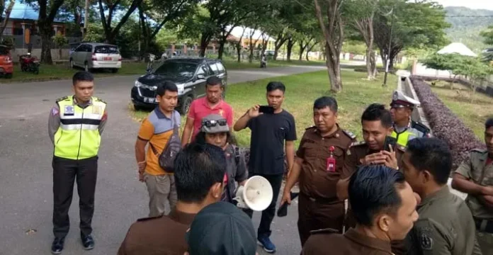 Dihalangi Ketemu Kajati, Puluhan Pemuda Adu Mulut dengan Pegawai Kejari Kolut