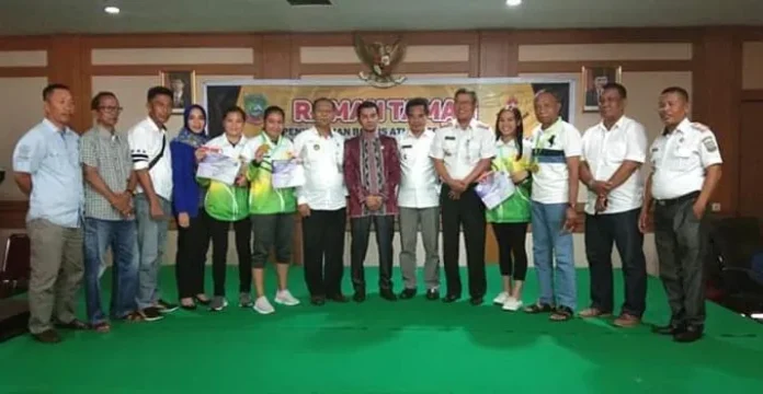 Pemda Konut Serahkan Bonus Atlet Peraih Medali Porprov