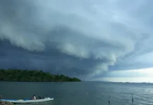 BMKG Prediksi Akhir November Hujan Mulai Turun di Sultra Awan Menyerupai Gelombang Tsunami Terlihat di Langit Kendari
