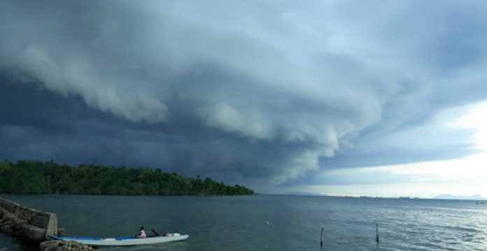 Awan Menyerupai Gelombang Tsunami Terlihat di Langit Kendari