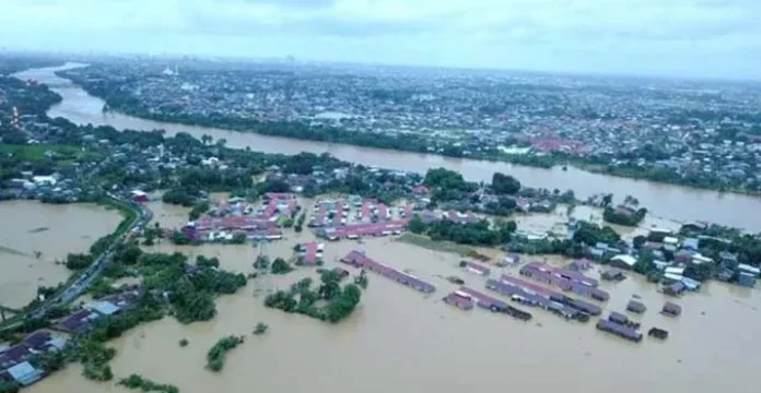 Banjir Landa 53 Kecamatan di Sulsel, 8 Tewas, Ribuan Warga Mengungsi