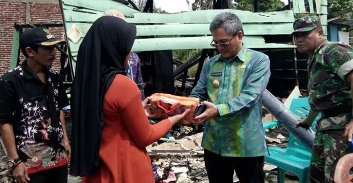 Bupati Koltim Beri Bantuan Korban Kebakaran