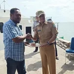 Bupati Bombana Serahkan Bantuan Kapal ke BUMDes Masaloka Bupati Bombana Serahkan Bantuan Kapal ke BUMDes Masaloka